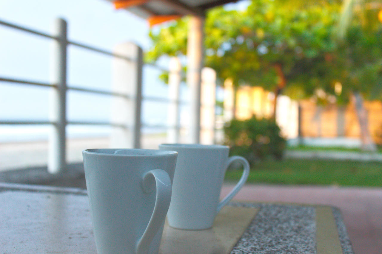 Tazas de café en terraza